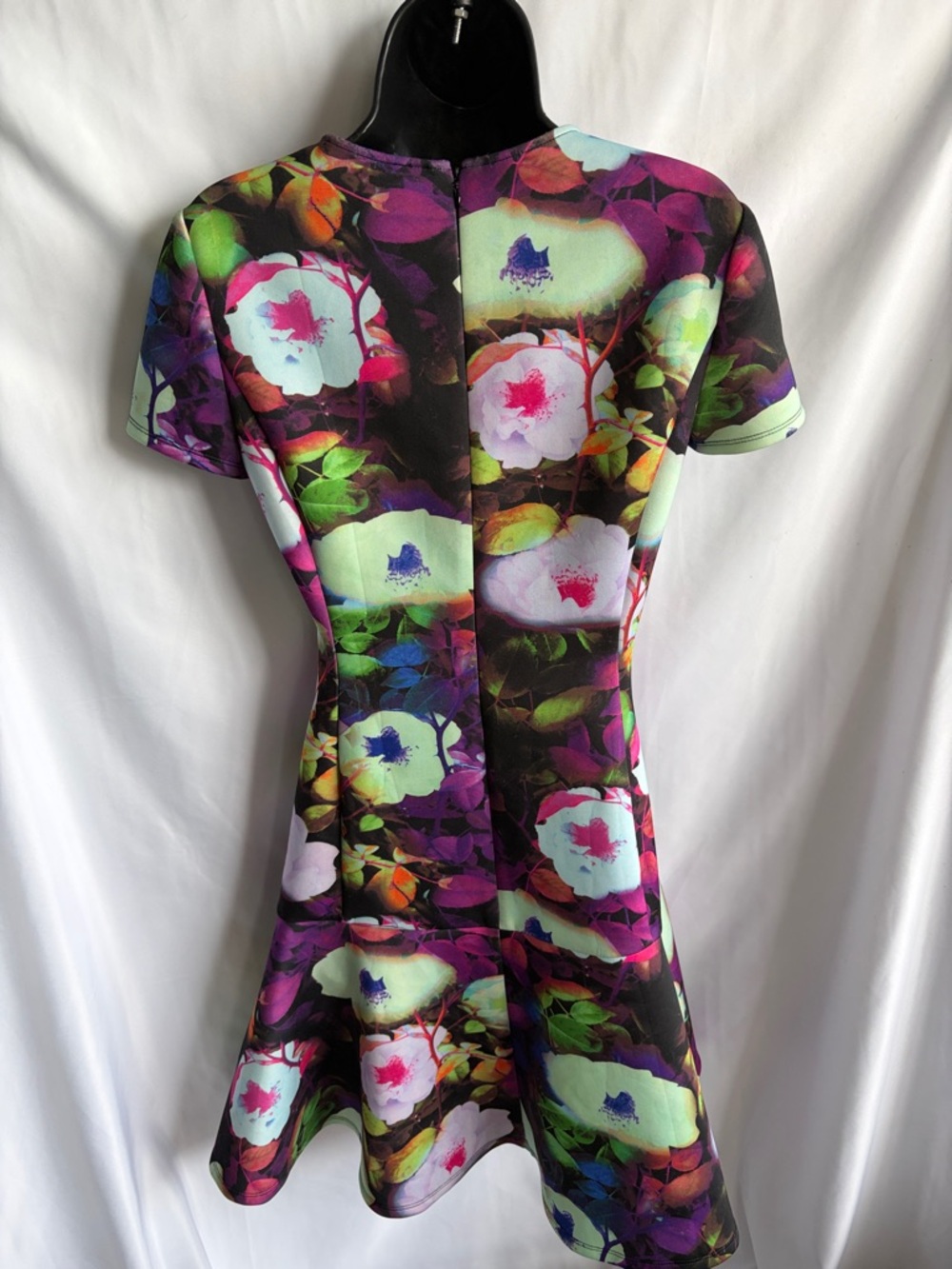 Betsey Johnson floral scuba dress, fit & flair, sz 6, 18” PTP, 33” L - Picture 5 of 8